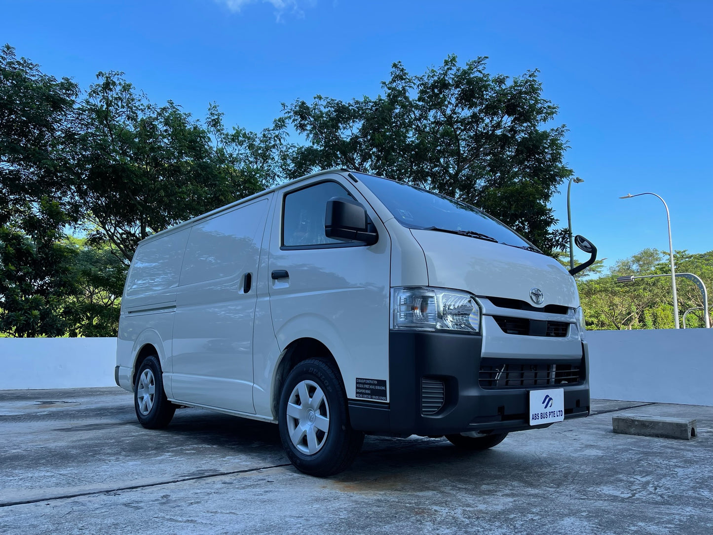 Toyota Hiace 2.8L Auto Diesel Engine With Rear Aircon | Without Rear Aircon
