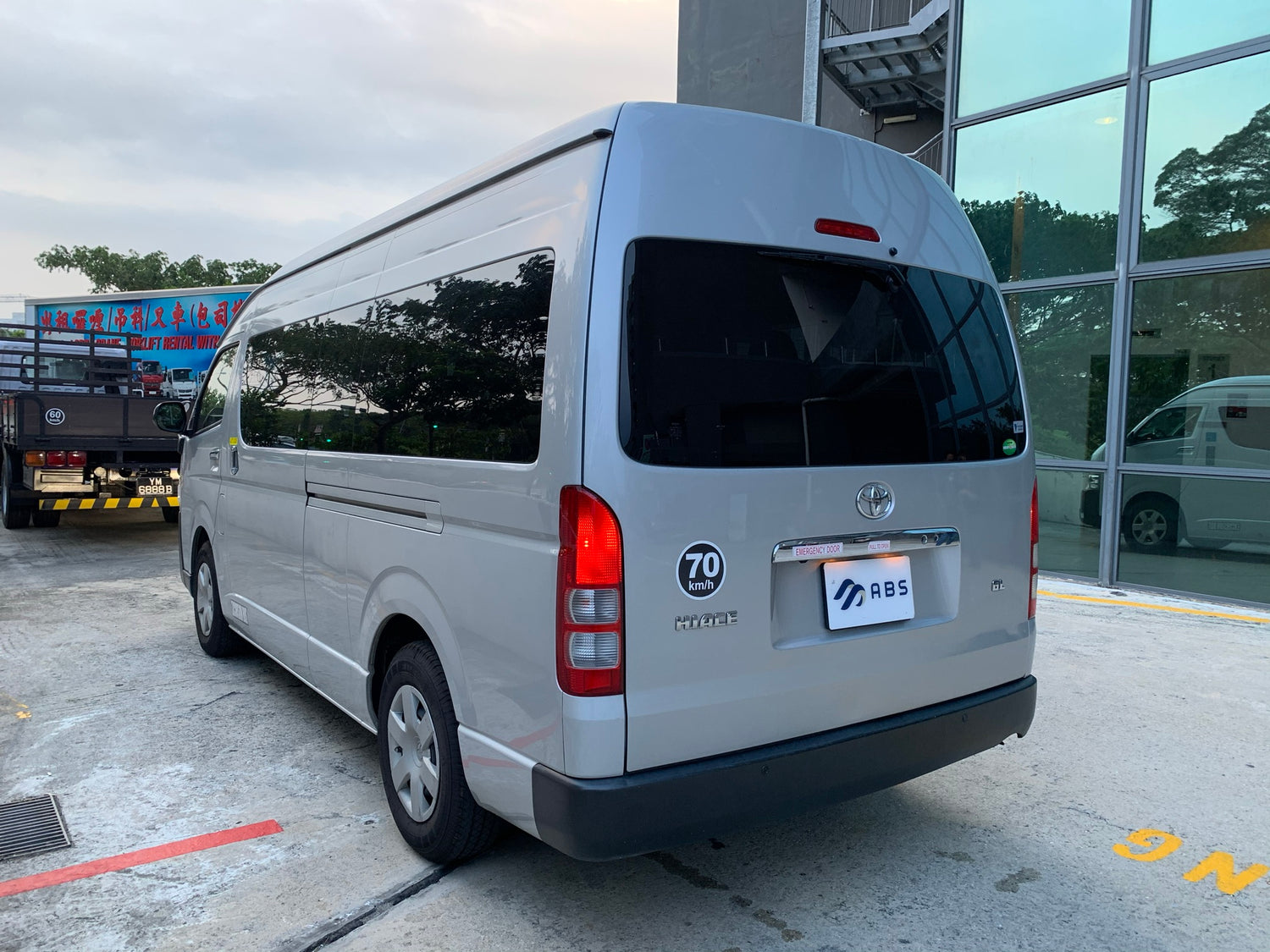 Toyota Hiace Commuter (13+1) Auto